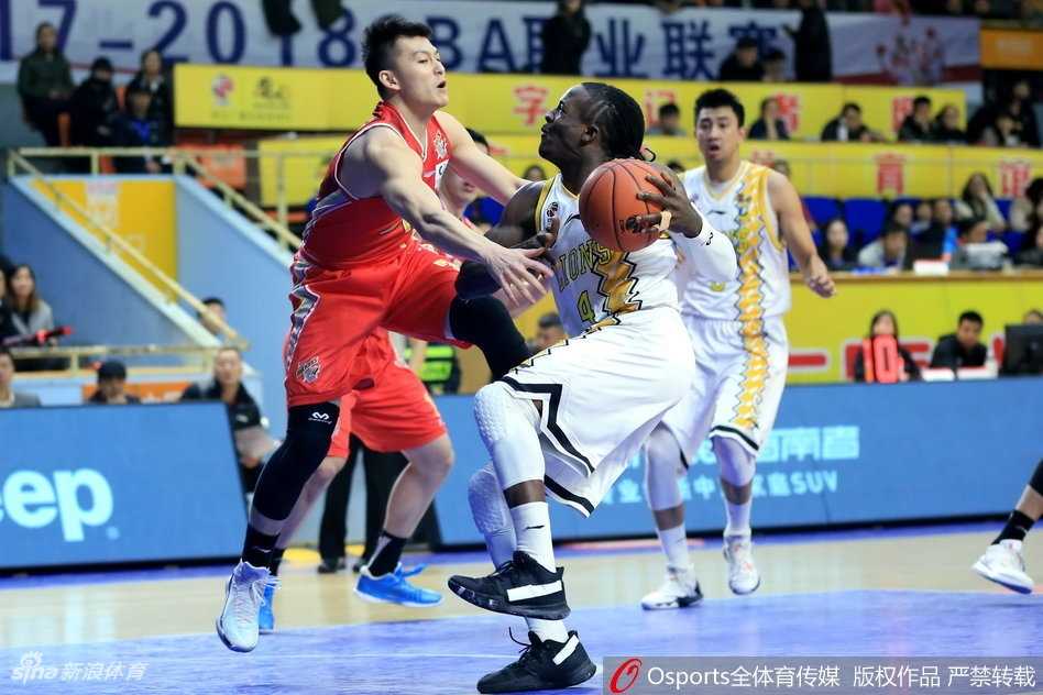 胡金秋三节飙二十六分 广厦主场狂胜送八一十连败 广厦队教练李春江双手比划着战术手势,眼神犀利地盯着场上每一个细节,他的运筹帷幄是球队下半场能够掀起逆转狂潮的关键所在。