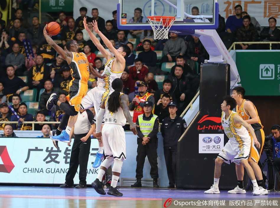 胡金秋狂揽三十七分创生涯新高 广厦主场大胜山西豪取三连胜 胡金秋在山西队内线群中高高跃起,用一记势大力沉的单手劈扣点燃整个主场球迷的热情。