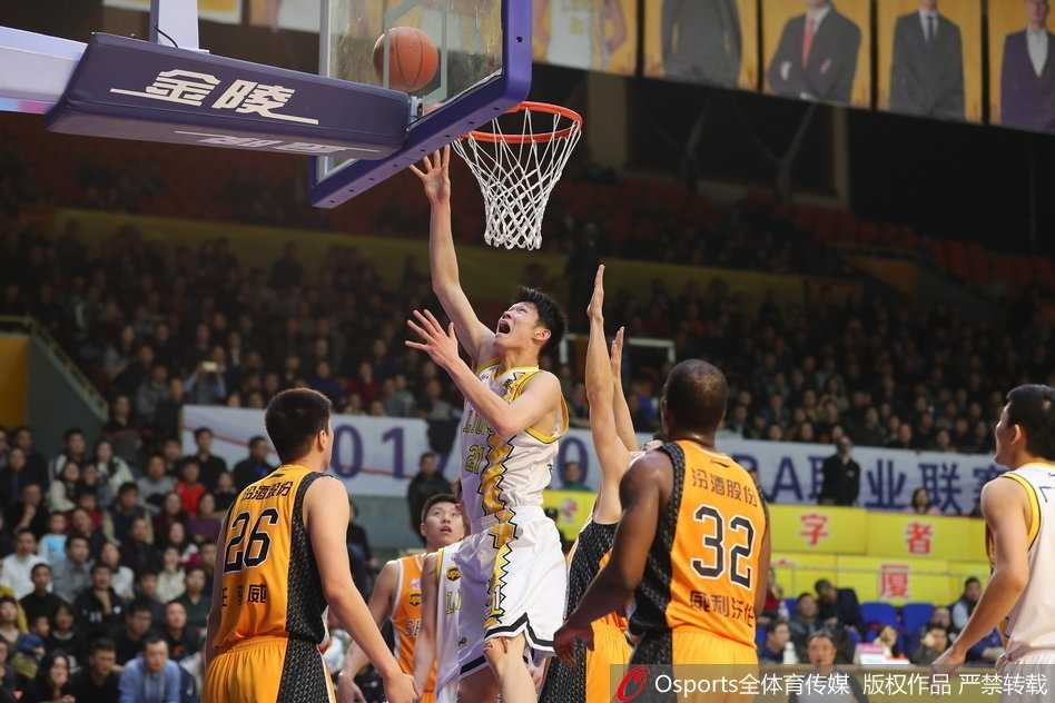 胡金秋狂揽三十七分创生涯新高 广厦主场大胜山西豪取三连胜 斯科拉试图用他标志性的梦幻脚步晃开防守,但广厦队的多人包夹让这位阿根廷老将举步维艰。