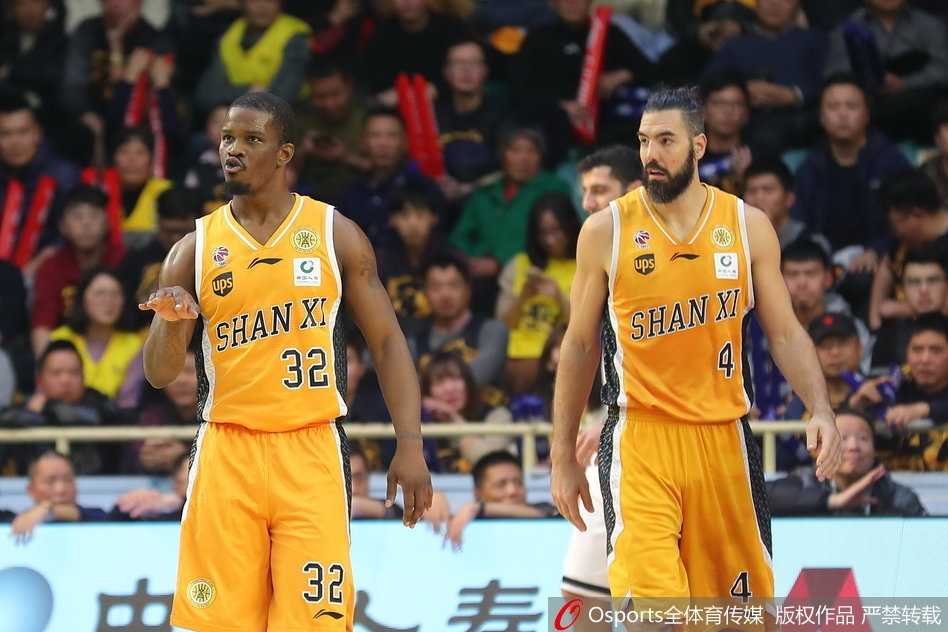 胡金秋狂揽三十七分创生涯新高 广厦主场大胜山西豪取三连胜 李春江指导在场边激情指挥,双手比划着战术手势,他的严厉与专注是广厦队始终保持竞争力的定海神针。