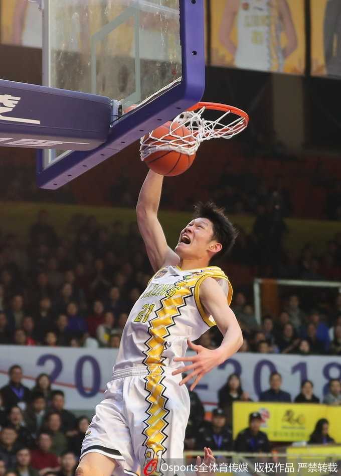 胡金秋狂揽三十七分创生涯新高 广厦主场大胜山西豪取三连胜 沃伦面对旧主毫不手软,在空中闪转腾挪后以极小的角度将球送入篮筐,展现了他顶级的滞空能力。