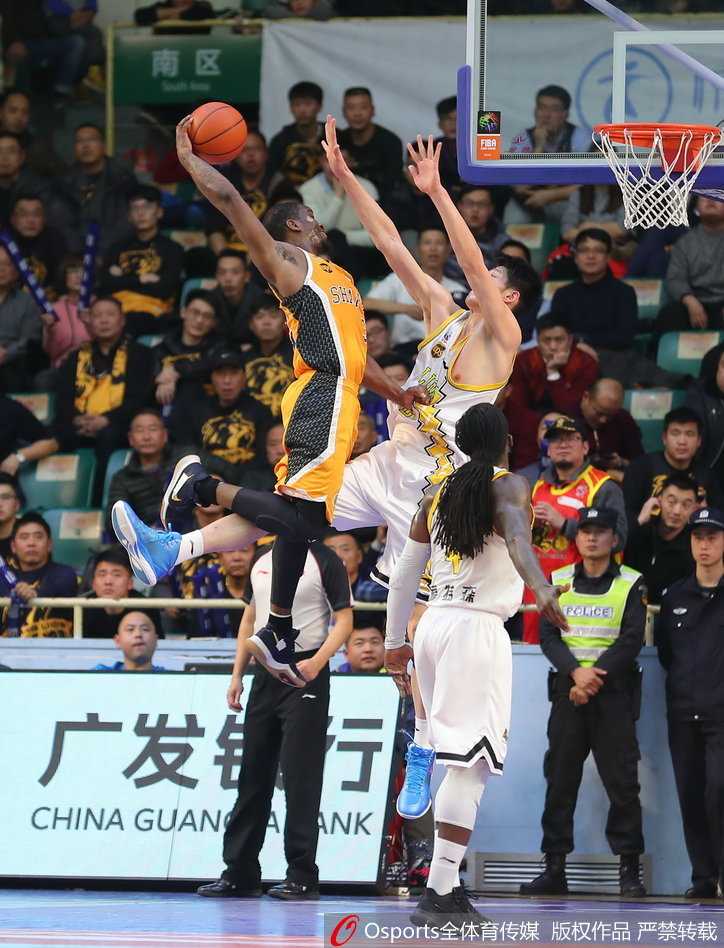 胡金秋狂揽三十七分创生涯新高 广厦主场大胜山西豪取三连胜 广厦发动机福特森面对贴身紧防,眼神犀利地观察队友跑位,随时准备送出撕裂防守的精准传球。