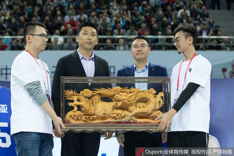 胡雪峰五十5号球衣永悬江苏上空 一代传奇后卫正式告别 老友李楠亲临现场,与胡雪峰相拥而笑,无需过多言语,彼此的眼神中流露出对过往并肩作战岁月的无限怀念与敬意。