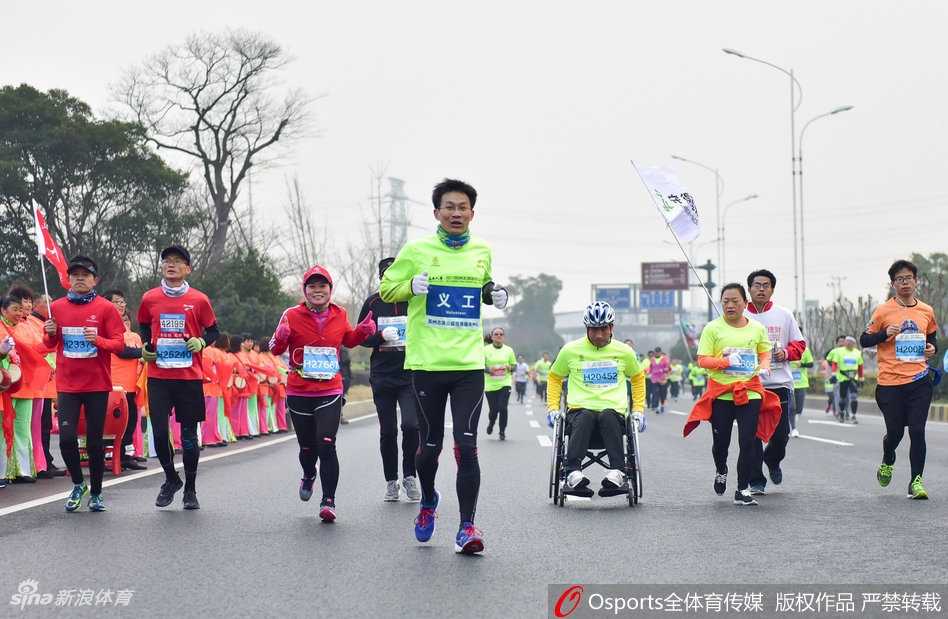 肯帝亚啦啦队的姑娘们统一扎着高马尾，露出灿烂的笑容，她们有力的舞姿与身后的马拉松拱门交相辉映，成为冬日里最温暖的一抹亮色。