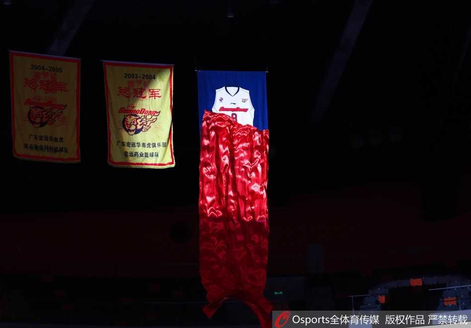 致敬八冠王传奇:朱芳雨八号球衣高悬东莞,万分先生转身开启新篇章 身着一袭黑色西装礼服的朱芳雨,打着精致的蝴蝶结,面带标志性微笑站在球场中央,身后大屏幕上播放着他职业生涯的辉煌片段,这一刻他不仅是传奇,更是优雅的绅士。