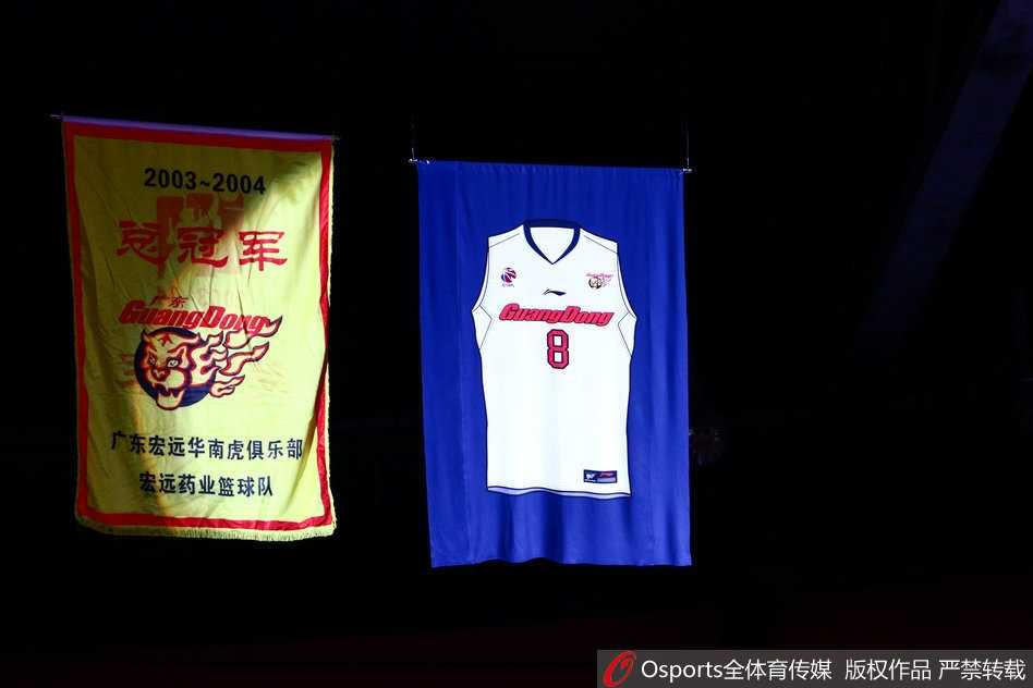 致敬八冠王传奇:朱芳雨八号球衣高悬东莞,万分先生转身开启新篇章 仪式现场的大屏幕上,展示了朱芳雨各个时期的珍贵照片,从青涩的少年到沉稳的老将,一幕幕画面仿佛时光隧道,带领全场观众重温那段激情燃烧的岁月。