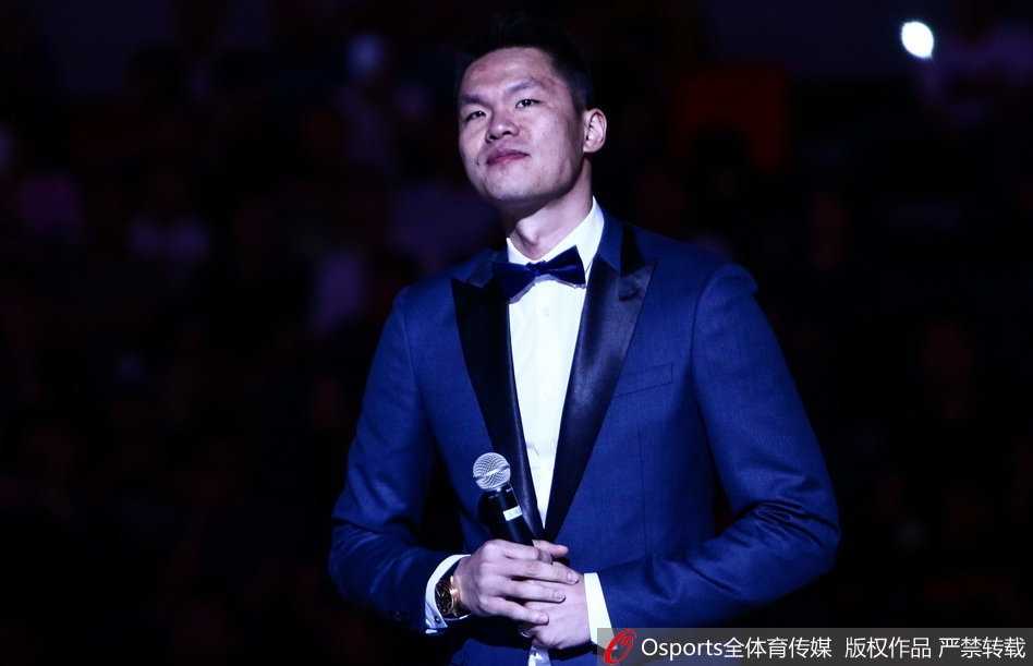 致敬八冠王传奇:朱芳雨八号球衣高悬东莞,万分先生转身开启新篇章 广东宏远与深圳新世纪的比赛激战正酣,易建联在对方内线强势上篮,身披新战袍的队友们跑动接应,全队用一场大胜致敬传奇,开启新征程。