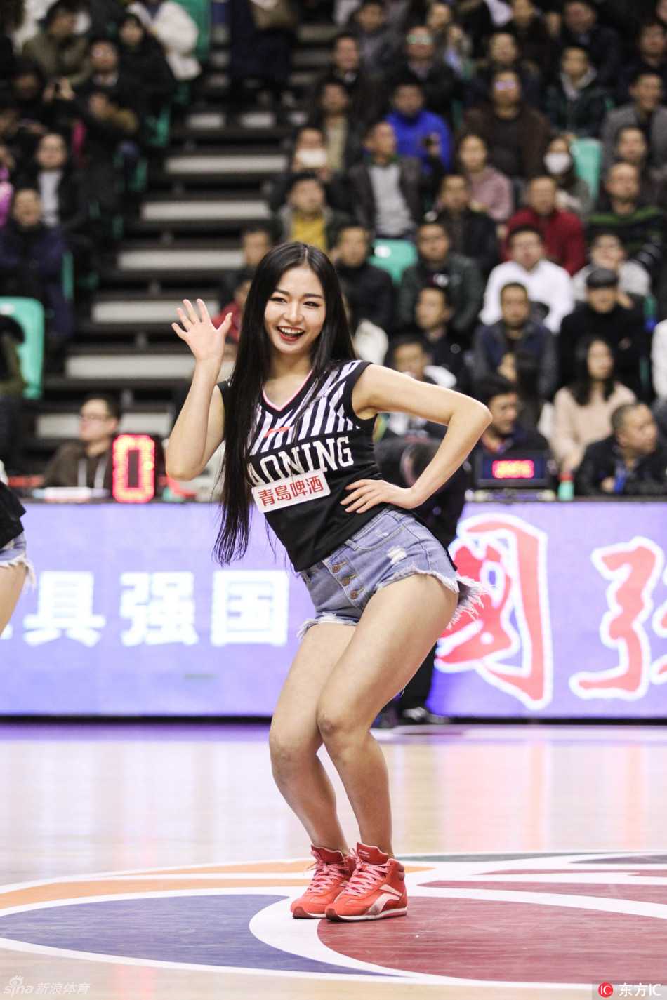 舞动篮坛的烈火玫瑰:揭秘CBA赛场上的靓丽风景线 聚光灯下,两位队员默契配合,充满力量感的舞姿背后,是无数次排练磨合出的深厚友谊。
