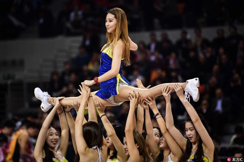 舞动赛场展芳华 揭秘CBA啦啦宝贝的一字马绝技 中场休息的音乐激昂,多名啦啦宝贝同时下叉,完成集体一字马。她们的动作整齐划一,裙摆飞扬,将赛场气氛瞬间推向高潮,成为一道亮丽的风景线。