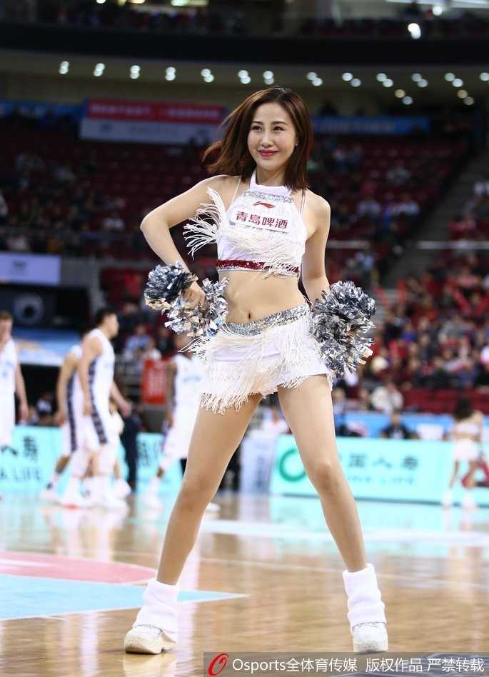 舞动赛场的精灵:北京首钢篮球宝贝与她们的CBA热血时刻 领舞的篮球宝贝身姿挺拔,动作利落飒爽,她坚定的眼神和充满力量的舞姿,展现出当代女性自信、健康、阳光的独特魅力,成为赛场边一道亮眼的风景线。