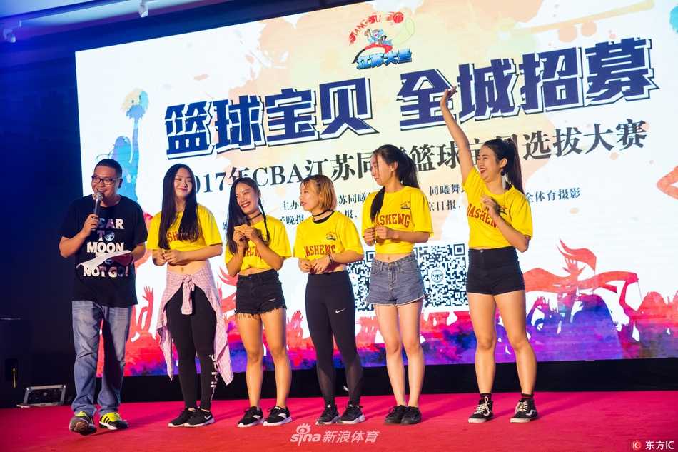 舞动青春 闪耀金陵 同曦篮球宝贝选拔总决赛燃情落幕 身着亮黄色表演服的女孩们在舞台上排开,动作整齐划一却又各具神韵,她们修长的身形和灿烂的笑容,构成了这个午后最靓丽的风景线。