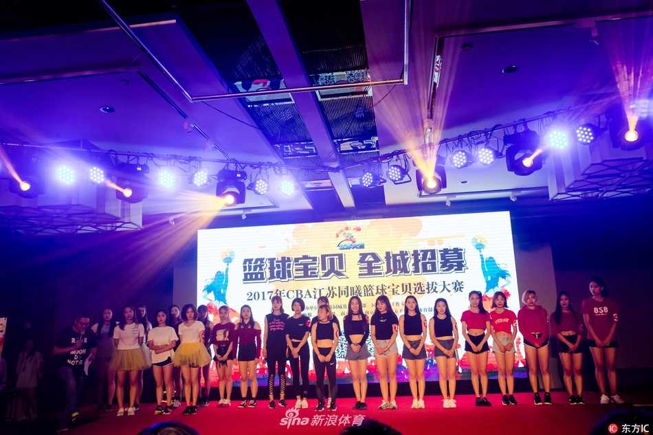 舞动青春 闪耀金陵 同曦篮球宝贝选拔总决赛燃情落幕 镜头聚焦在一位侧颜精致的女孩身上,她紧闭双眼,完全沉浸在音乐的世界里,手臂划出优美的弧线,仿佛用舞蹈讲述着属于自己的故事。