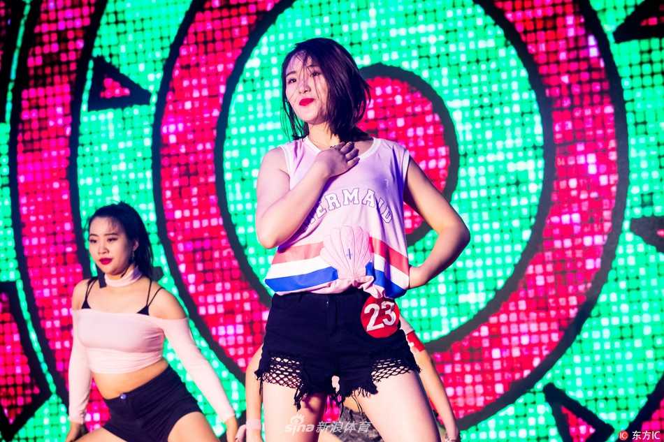 舞动青春 闪耀金陵 同曦篮球宝贝选拔总决赛燃情落幕 动感十足的舞蹈瞬间,选手们的秀发在空中飞扬,充满力量感的动作展现出青春特有的朝气与活力,让人仿佛能听到现场动感的音乐声。