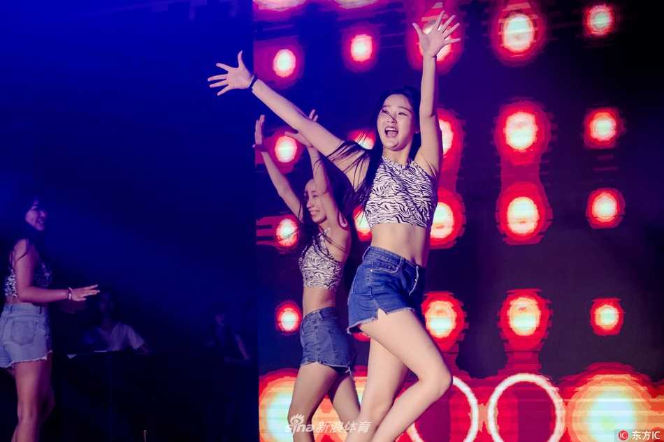 舞动青春 闪耀金陵 同曦篮球宝贝选拔总决赛燃情落幕 从高空俯瞰舞台,选手们排列成队,正对着台下的评委与观众做出谢幕动作。她们的背后是绚丽的舞台灯光,整个现场洋溢着青春与梦想的光芒。