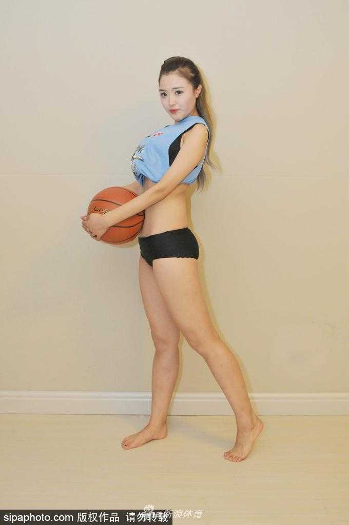 舞动青春马尾 助力京城荣耀 一个充满故事感的背影,篮球宝贝如瀑的长发在脑后扎成精致的马尾,紧身运动服勾勒出优美的身体线条,静待出场瞬间。