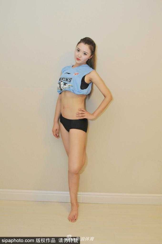 舞动青春马尾 助力京城荣耀 镜头捕捉到篮球宝贝奋力跃起的瞬间,充满力量感的马尾辫和纤细的腰肢形成鲜明对比,定格了力与美的完美融合。