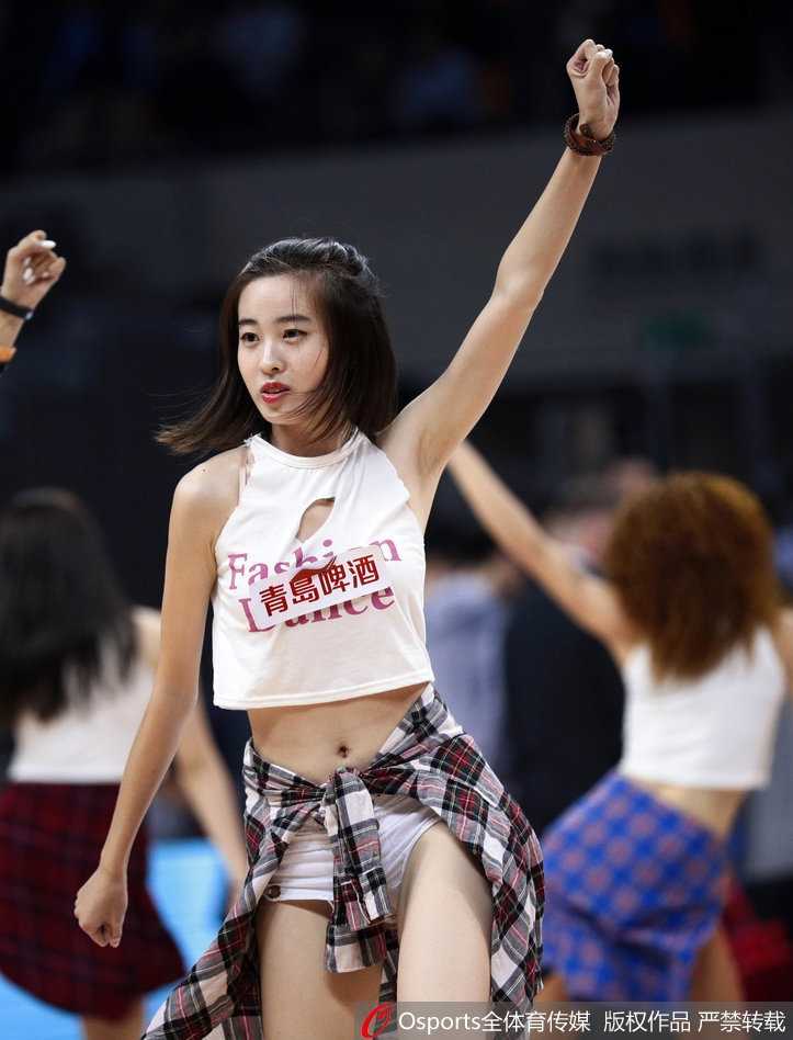 舞台上的惊鸿一瞬:当肩带滑落成为时尚界的永恒瞬间 台北富邦勇士啦啦队成员柠檬在球场上热舞,新版粉蓝相间的低胸队服因动作过大而肩带滑落,她一边敬业地保持微笑律动,一边用手轻轻拉回滑落的细带