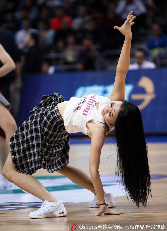 舞台上的惊鸿一瞬:当肩带滑落成为时尚界的永恒瞬间 红毯镁光灯下,赵露思身着粉色亮片细肩带长裙,价值千万的珠宝在颈间闪耀,但滑落的肩带让她不得不分神调整,表情中流露出一丝尴尬与慌乱