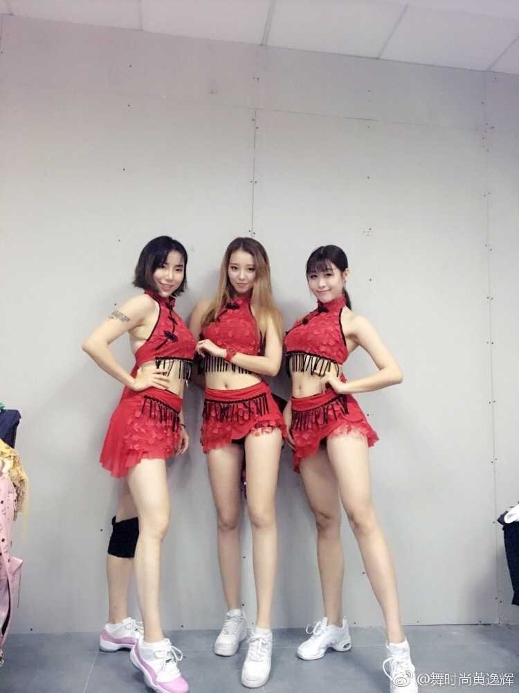 舞时尚啦啦队热力绽放,助阵广东篮球谱写冠军华章 舞时尚啦啦队成员在篮球场上活力起舞,她们灿烂的笑容如同春日阳光,瞬间点燃了全场的热情。
