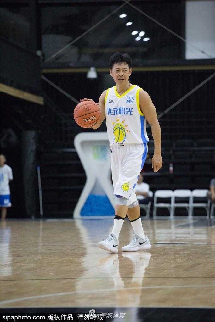 尽管头发已经花白，但张丰毅在球场上奔跑的姿态依旧矫健，他正全神贯注地运球突破，眼神中闪烁着对胜利的渴望和对篮球纯粹的热爱。