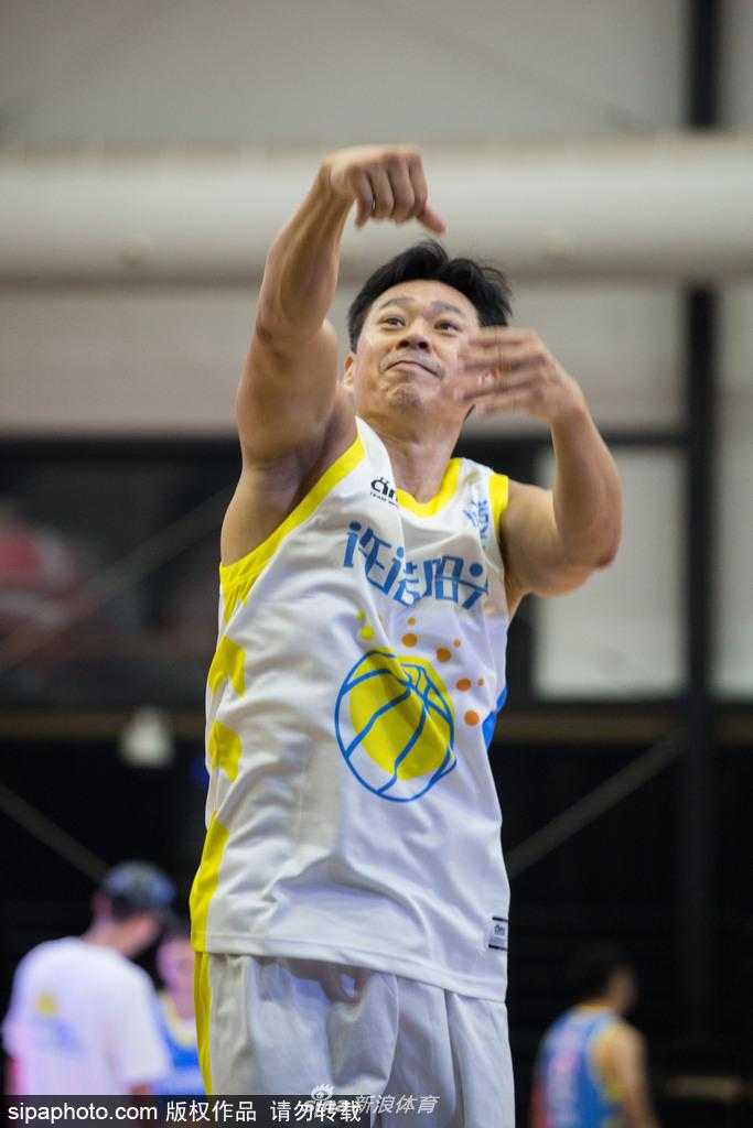 比赛间隙，张丰毅神情专注地与队友交流战术，举手投足间带着一种领导者的气质，仿佛是将戏里的“书记”风范带到了球场上。