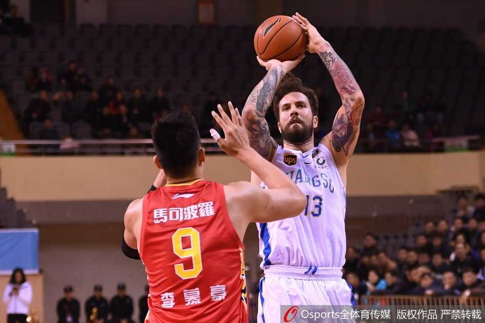 老将易立犹如一把尖刀，犀利地突破深圳队的防线，用一次次奋不顾身的冲击力扛着球队前行。