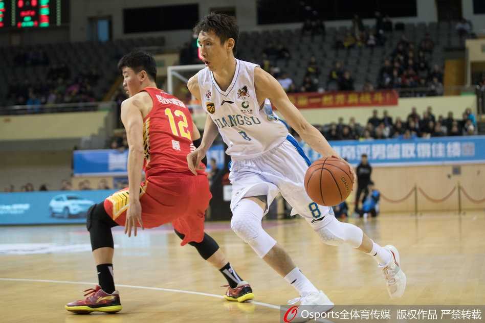 深圳队外援萨林杰内线强攻拉杜利察，肌肉碰撞的激烈程度仿佛能让球迷隔着屏幕感受到现场的火热气氛。