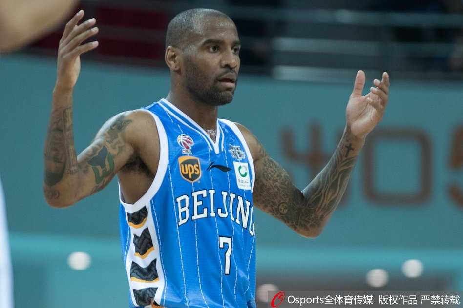 苏州高新区文体中心体育馆内灯火通明，江苏肯帝亚与北京首钢的球员们蓄势待发，新赛季首战的紧张气氛一触即染。