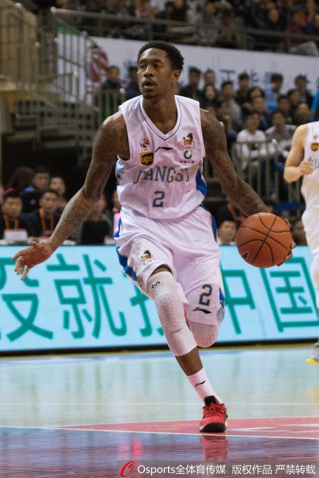 侯逸凡快攻中飞身单手劈扣，整个球馆的激情被他这一记重扣瞬间点燃