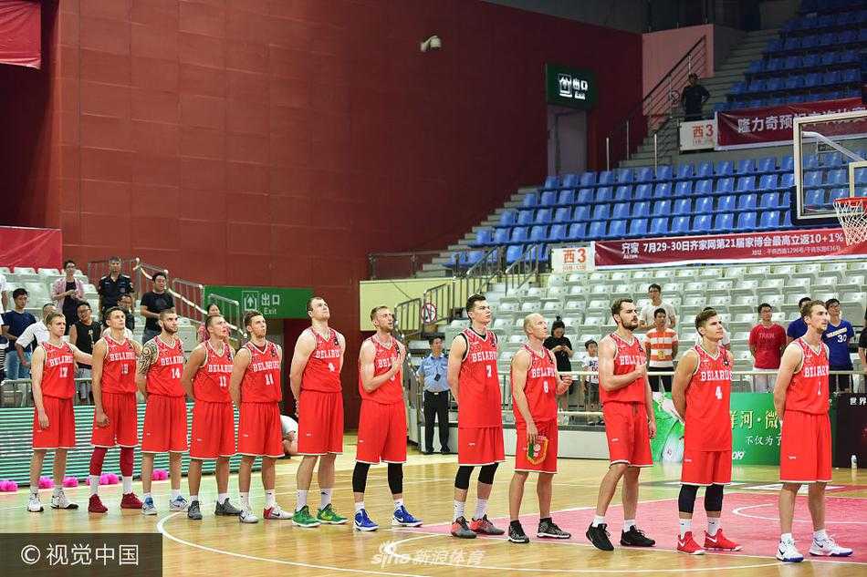 白俄罗斯队的中锋在三人包夹的红色海洋中强势起跳，他的指尖轻轻一拨，篮球改变方向落入队友怀中，团队篮球的智慧在此刻闪光。