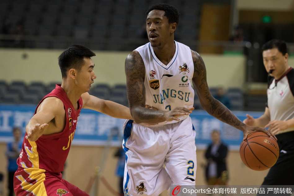 比赛结束后，吉林东北虎的球员们围在一起激情庆祝这场来之不易的客场胜利，脸上洋溢着难以言表的喜悦。