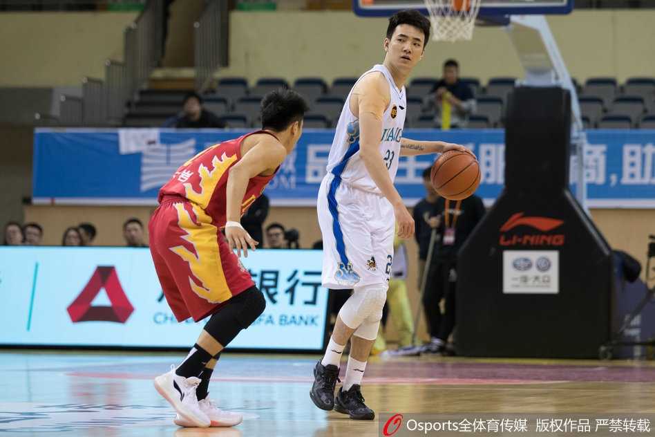 韦弗在肯帝亚防守球员的严密看管下，依然自信出手，篮球划过苏州上空的一道美丽弧线。