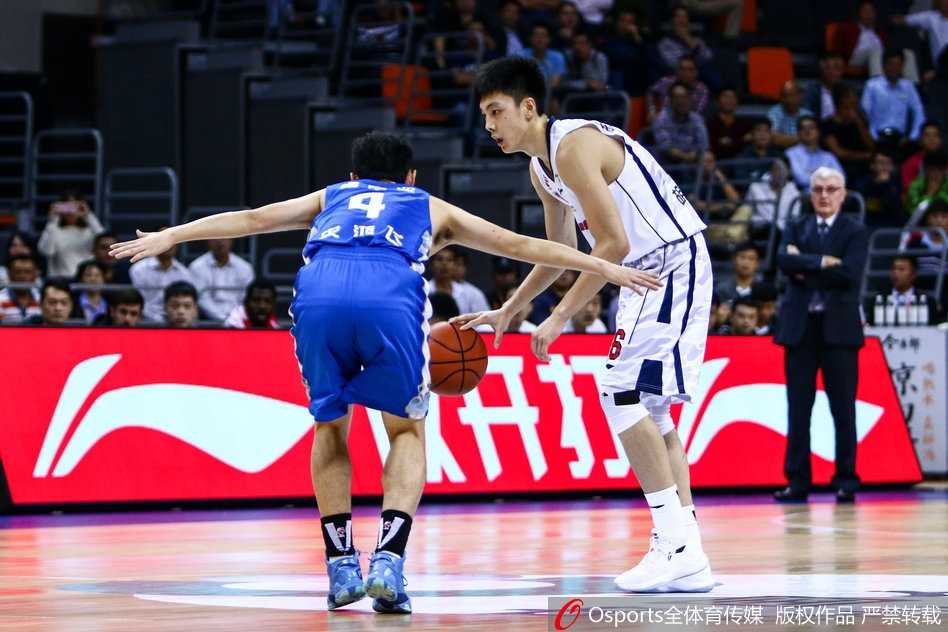 江苏外援拉杜利察在易建联头顶强硬摘下篮板，他那充满力量感的肌肉线条在灯光下闪闪发光，眼神里满是不屈的斗志。