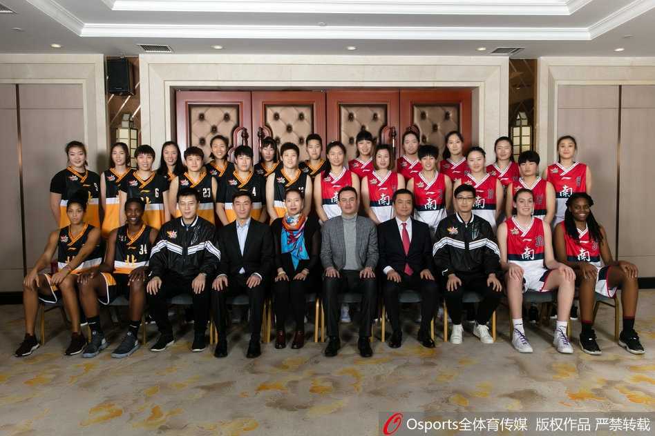 南方队队员露雯如一道红色闪电突破防线，面对北区高大球员的补防，她毫无惧色，在空中拉杆上篮，身体舒展得像一只飞翔的凤凰，这一刻，她是全场最耀眼的明星。