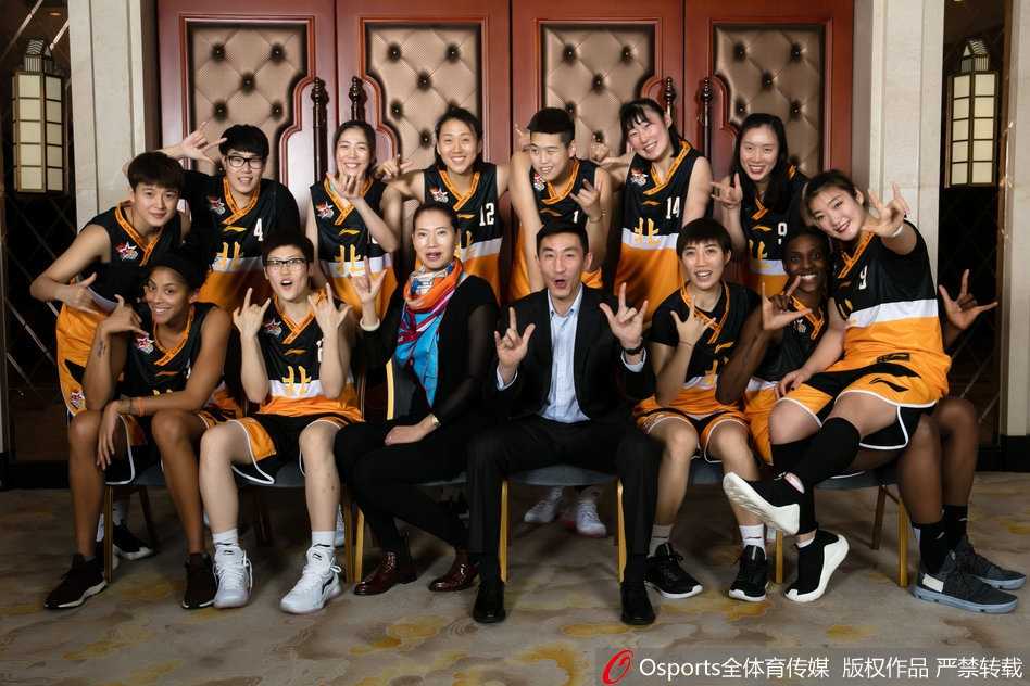 南北明星队的巾帼英雄们站成数排，在镜头前留下了一张象征着友谊与荣耀的全家福，每个人的脸上都洋溢着自信灿烂的笑容，仿佛在告诉世界，这一刻属于中国女篮。