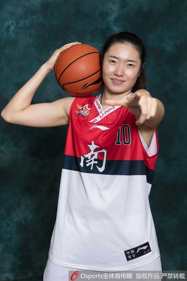 南区队外援斯图尔特拍摄写真，神情专注，作为球队关键得分手，眼神中透着自信。