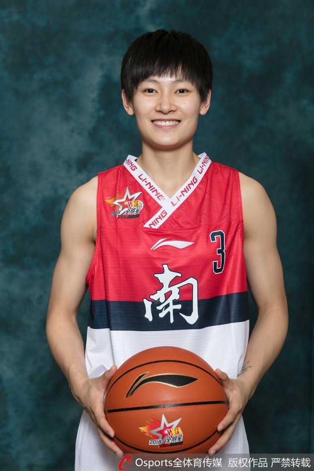 南区全明星球员李月汝拍摄官方写真，她面带微笑，展现出年轻球员的活力与自信。