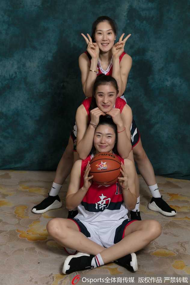 南区明星队球员武桐桐和杨力维在写真拍摄现场互动，两人神情轻松，姐妹情深。
