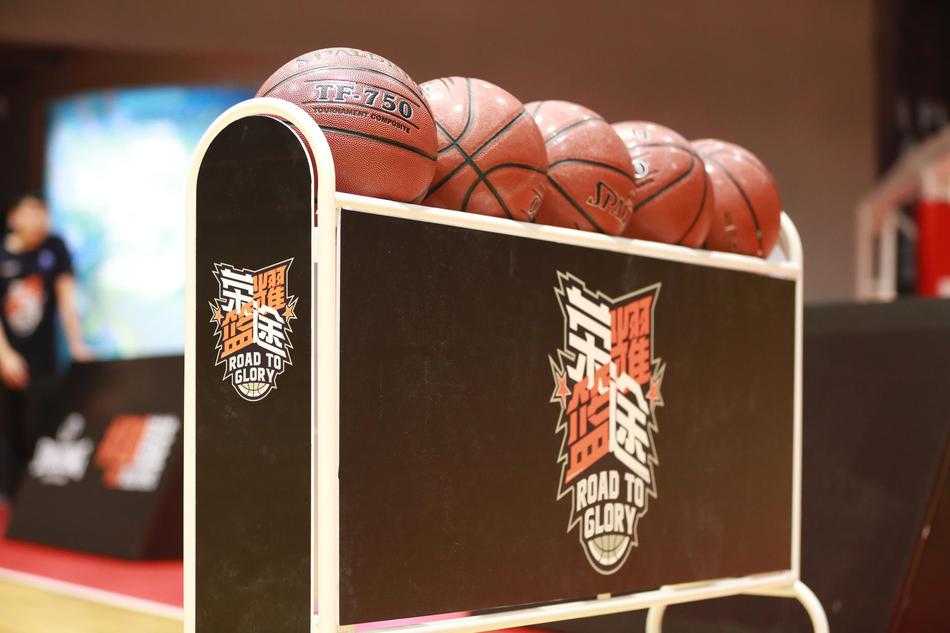 一位球员在空中双手灌筐，身体呈反弓形，球衣因剧烈的动作而猎猎作响，篮架下的队友和对手都仰头注视，时间仿佛在这一秒静止。