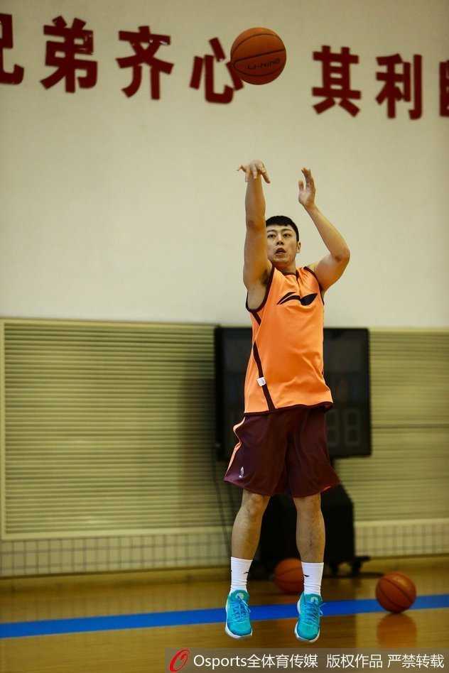 莞军蓄力,剑指蜀地:广东宏远季后赛前最后一练 功勋外援布泽尔与主教练杜锋在训练场边进行着深入的战术交流,两人通过手势和表情沟通着场上的攻防策略。