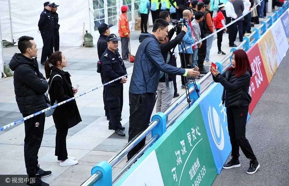 莞马赛场边的温情一幕:冬日娜与杜锋互加好友 杜锋穿着一身深色运动休闲装,面带微笑地低着头操作手机,屏幕上正是他的个人二维码。站在他对面的冬日那身体微微前倾,耐心等待着这跨越体育项目的“连线”完成。