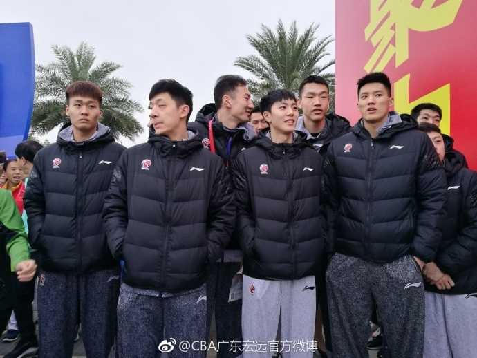 莞马赛道上的篮球巨人:易建联与广东宏远众将的冬日激情奔跑 人潮涌动中,易建联被无数热情的跑友簇拥着,他耐心地放慢脚步,脸上没有丝毫不耐,反而露出亲切的笑容,仿佛邻家大哥哥般与粉丝们在奔跑中和谐共处。