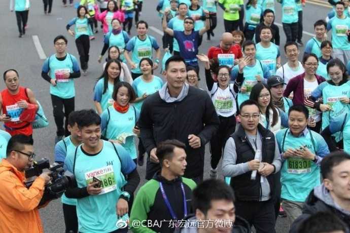 莞马赛道上的篮球巨人:易建联与广东宏远众将的冬日激情奔跑 在奔跑的人群中,赵睿与其他年轻队员并肩前行,他们神情轻松,不时交流几句,享受着赛场外难得的闲暇时光,背后是东莞整洁的城市街道和热情的啦啦队。