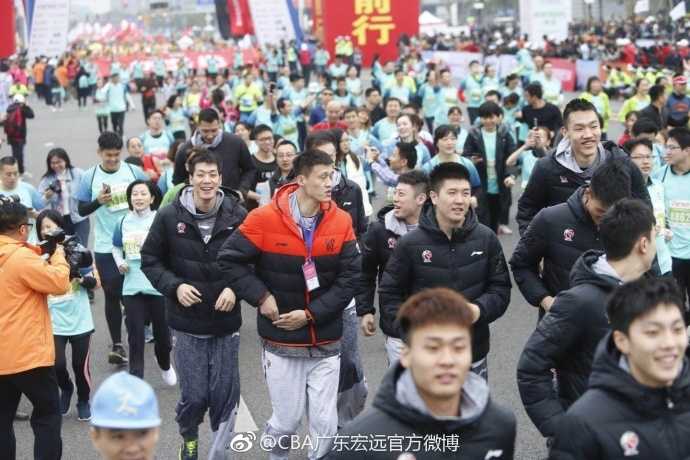 莞马赛道上的篮球巨人:易建联与广东宏远众将的冬日激情奔跑 跑完步后的易建联在球场拍摄宣传片,他眼神专注,手里熟练地转动着篮球,虽然刚刚结束户外跑步,但回到篮球场上的他依然展现出职业球员的专业与从容。