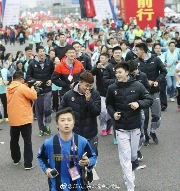 莞马赛道上的篮球巨人:易建联与广东宏远众将的冬日激情奔跑 完成跑步活动后,宏远队的球员们聚集在球场中央,他们或坐或站,彼此说笑打趣,在轻松的氛围中结束了一个既特别又充实的上午,团队之间的亲密感展露无遗。