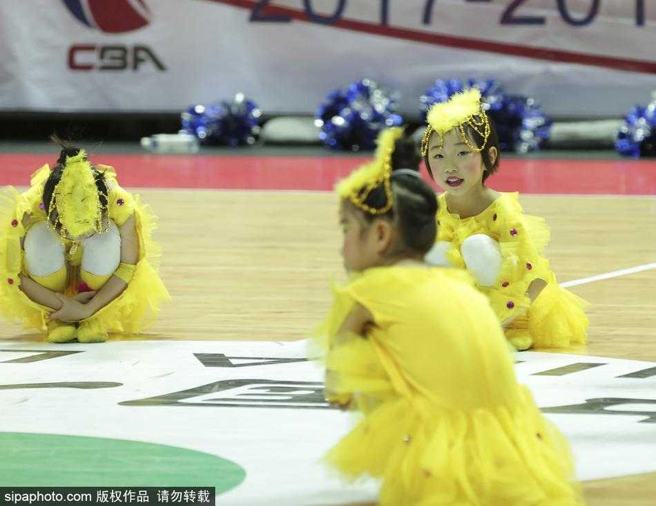 萌娃空降甬城赛场 CBA迎来最萌啦啦队 两名萌娃面对面站立,她们穿着统一的红色表演服,像是在相互鼓励或交流动作,稚拙的身高差和懵懂的表情让这一刻显得格外温馨可爱。