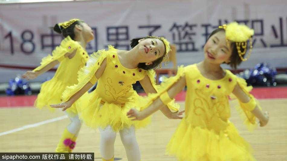 萌娃空降甬城赛场 CBA迎来最萌啦啦队 聚光灯下,一名扎着丸子头的萌娃举起双手,眼睛笑成了弯弯的月牙,那发自内心的灿烂笑容仿佛能驱散冬夜的一切寒意,比任何职业表演都更具感染力。