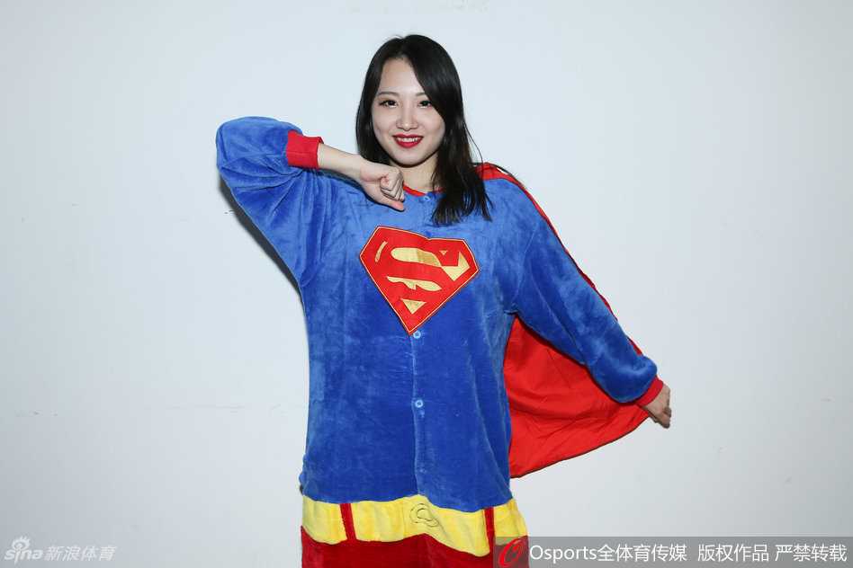 萌翻全场!当篮球宝贝变身睡衣女超人,赛场下的反差萌大作战 几位篮球宝贝穿着毛茸茸的动物连体睡衣,一位是可爱的长颈鹿,一位是俏皮的小斑马,她们手拉手转圈,仿佛是在森林里开派对的精灵。