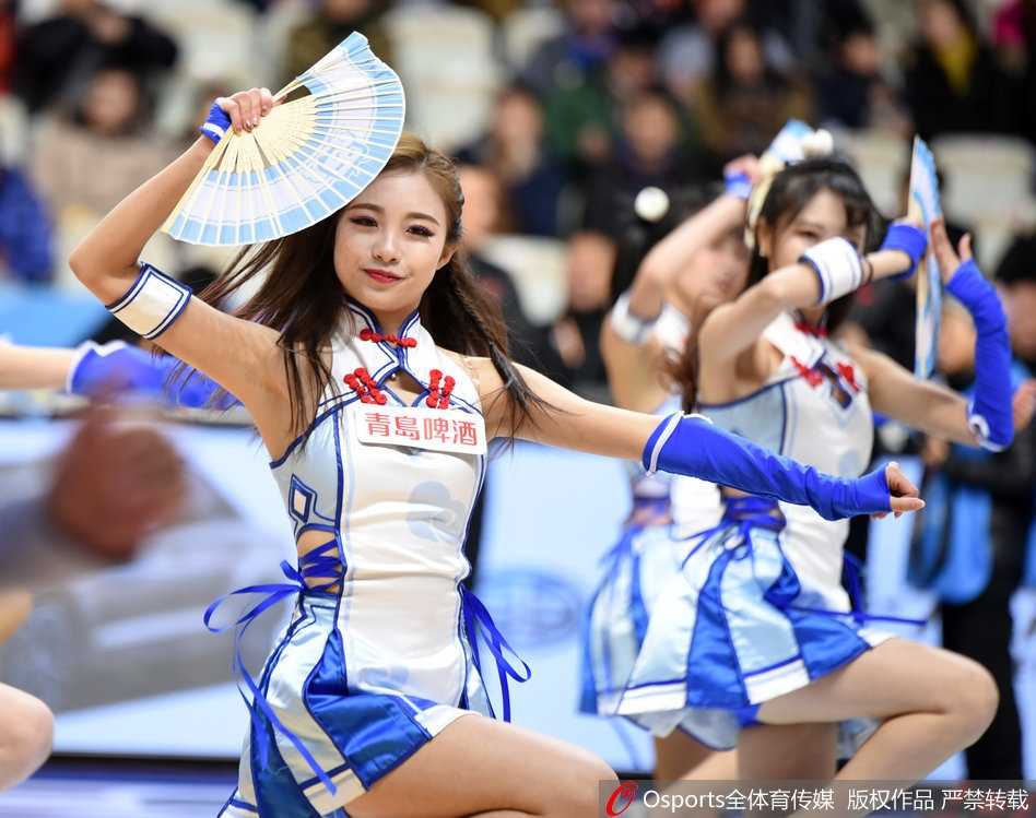 萌酥了!上海滩的二次元旋风与一场属于硬汉的加时悲喜剧 特写镜头下,一位啦啦队女孩笑容甜美,头上戴着一对毛茸茸的狐耳发饰,与身上帅气的战衣形成强烈的“反差萌”,她手中挥舞着金色的花球,仿佛是从二次元世界穿越到篮球场的元气少女。