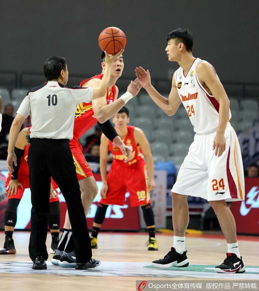 浙江队核心吴前在外线找到一丝空隙，毫不犹豫地起跳出手三分，皮球在空中划出一道美丽的弧线，这正是他全场命中七记三分球中的一瞬